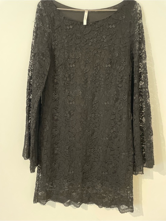 Audrey 3+1 Dresses & Skirts - Black Lace Long-Sleeve Shift Dress/tunic
